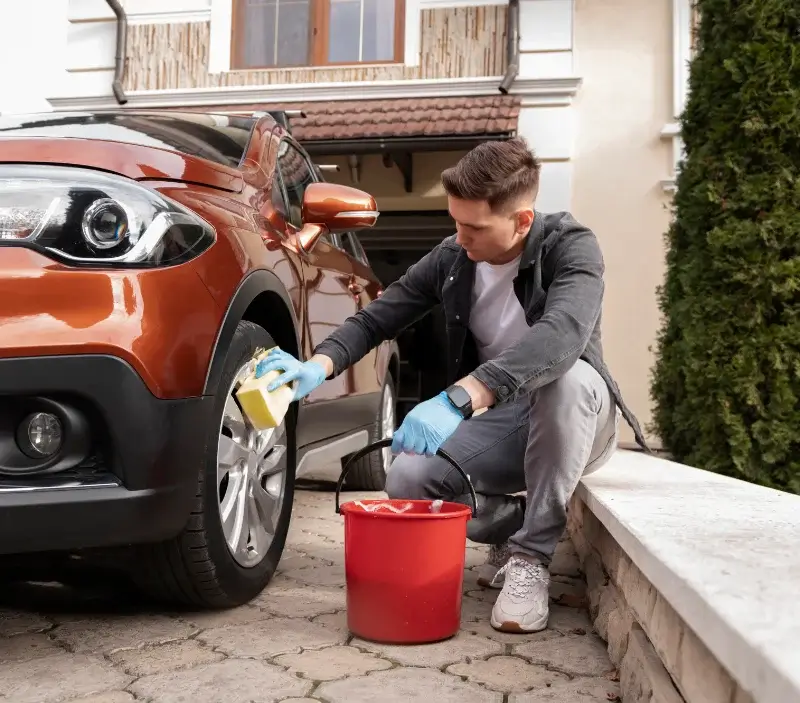 Lavage auto à domicile Chassieu : professionnel intervenant sur un véhicule